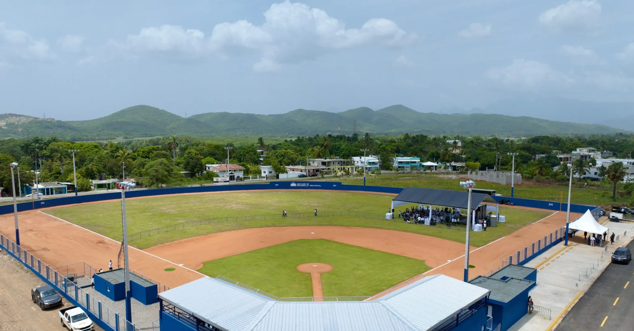 Abinader inaugura campo de béisbol en distrito de Pizarrete