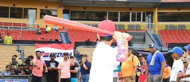 Fedom y MLB realizan clínica regional en Santiago para niños de 14 provincias