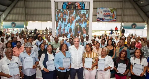 Abinader entrega 2,200 títulos; inaugura escuela y dos techados