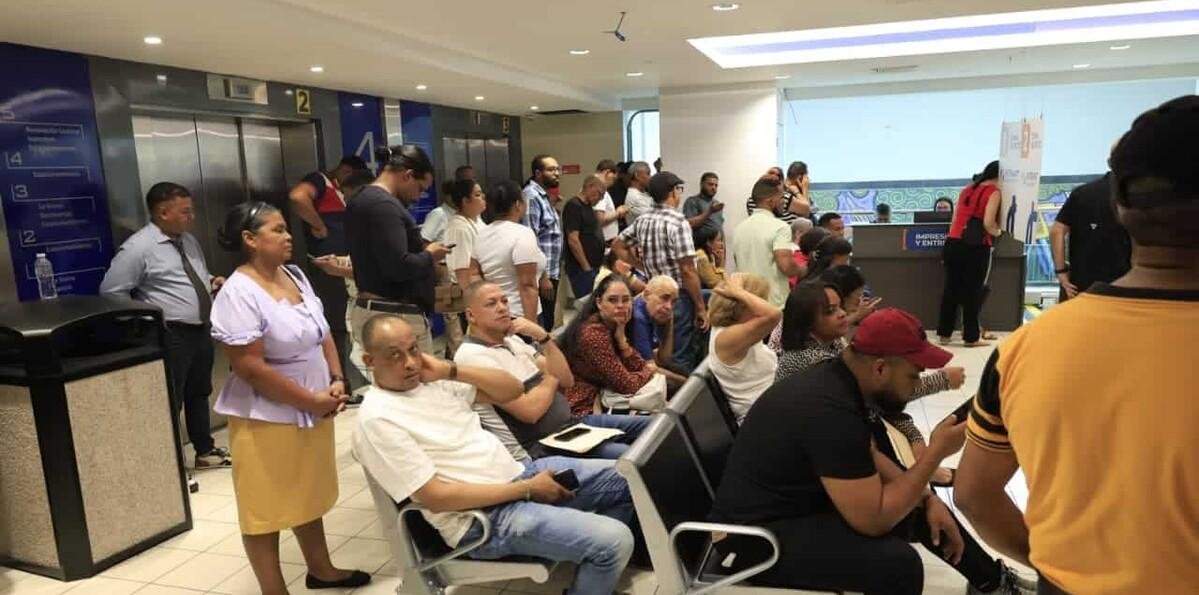 Persisten largas filas y descontento en el tercer día de renovación de licencia de conducir