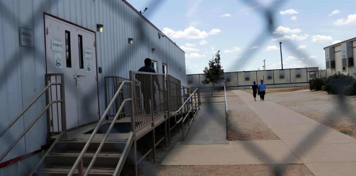 Familias migrantes denuncian encierro insalubre en Texas mientras piden asilo