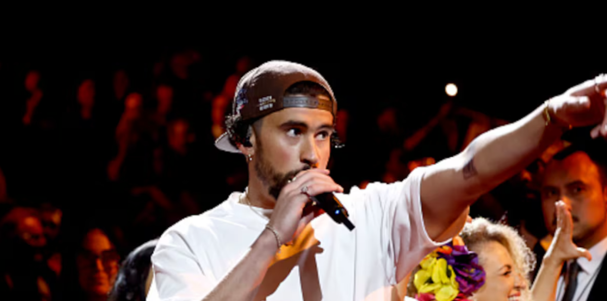 Bad Bunny presenta un adelanto de su espectáculo del entretiempo en la Super Bowl