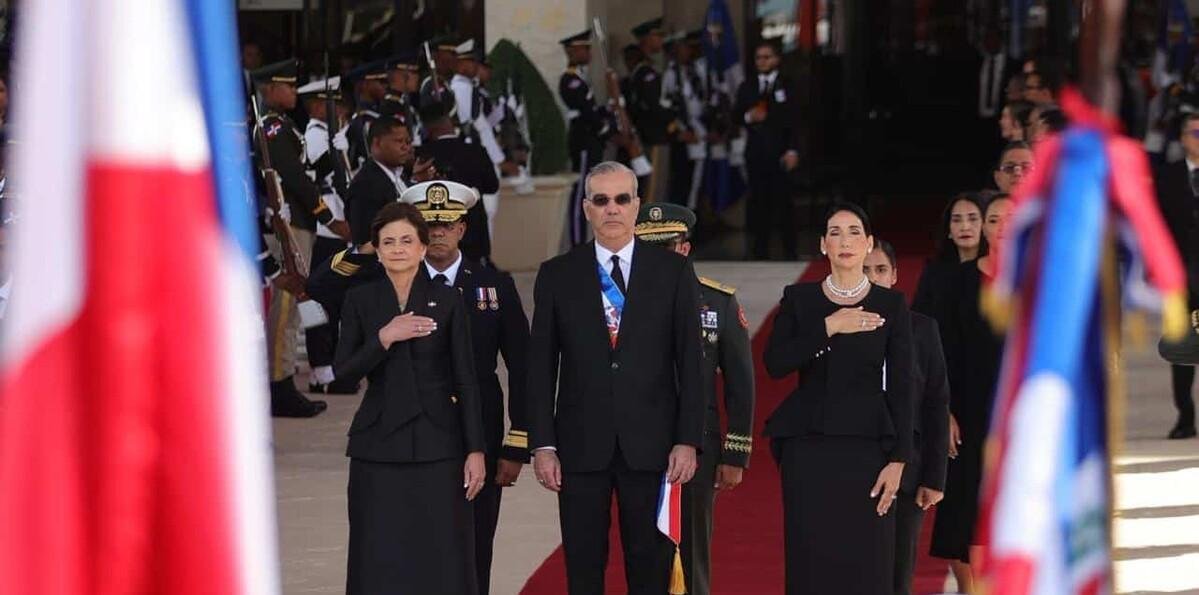 Negro absoluto, estilo impecable: la moda que marcó la rendición de cuentas