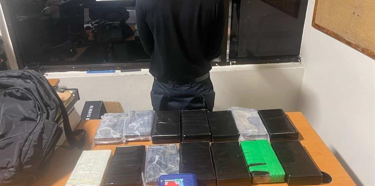 Ocupan 14 paquetes de cocaína en el AILA en equipaje de un joven croata