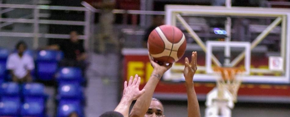 Víctor Liz anota 35 y Pueblo Nuevo triunfa ante Cupes en tiempo extra en Santiago