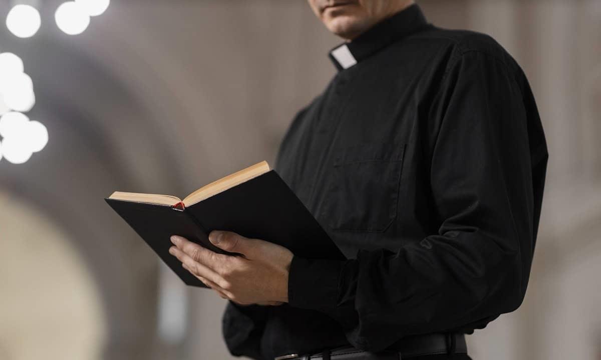 Sacerdote danés compara su posesión de imágenes pedopornográficas a una "colección de estampillas"