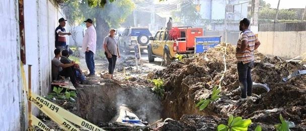 Ciudadanos recurren a la compra de camiones cisterna tras varios días sin agua por avería