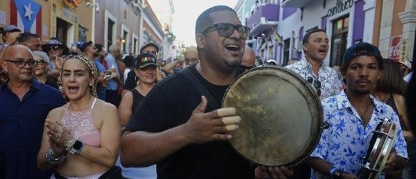 Una lluvia de confeti da comienzo a las Fiestas de la Calle San Sebastián en Puerto Rico