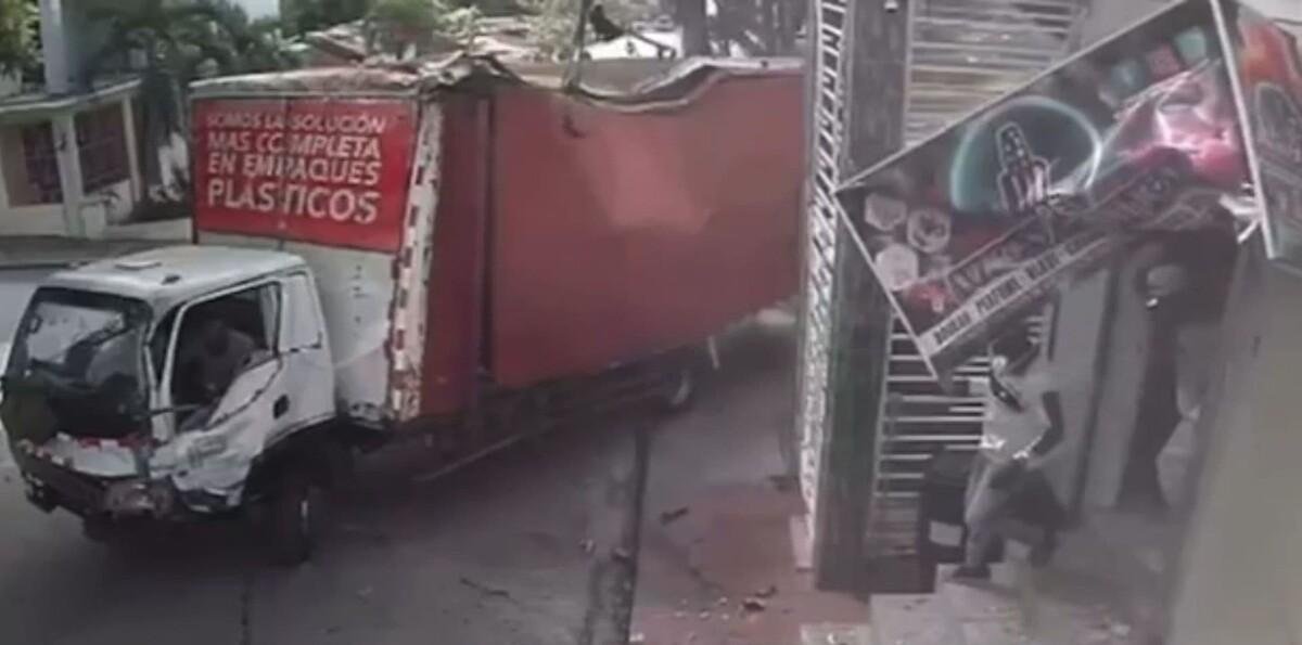 Conductor de camión pierde el control y se estrella contra una vivienda en El Seibo