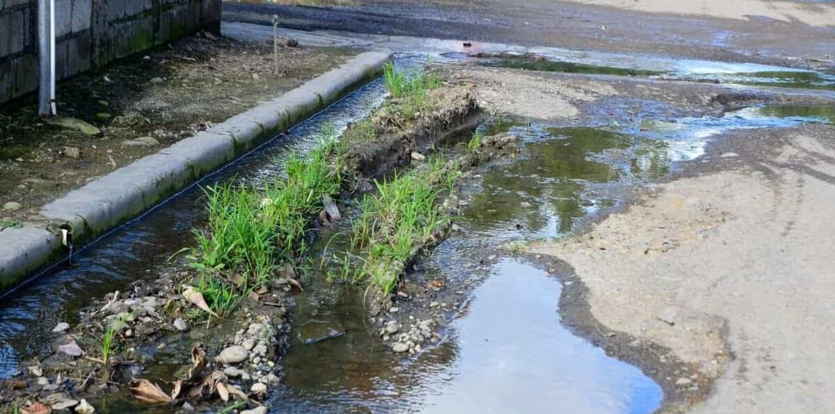 Residentes denuncian avanzado deterioro de calles en el distrito municipal Hato del Yaque