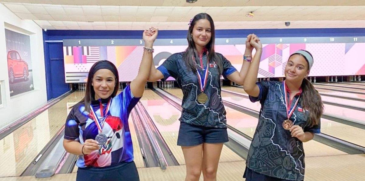 Premian a los campeones en nacional de boliche