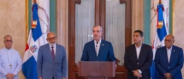 Abinader designa comisión de veeduría que supervisará ejecución de obras deportivas