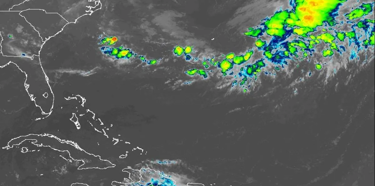 Onda tropical y vaguada dejarán lluvias; uno de los sistemas del Atlántico alcanza 70% de desarrollo ciclónico