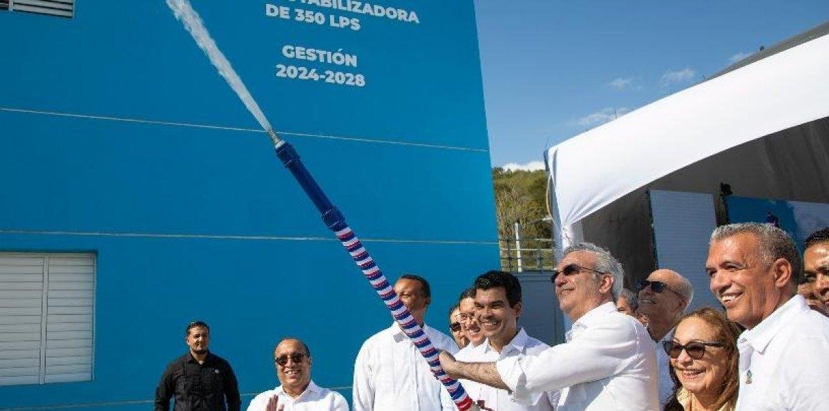 Gobierno inaugura acueducto Navarrete tras décadas espera