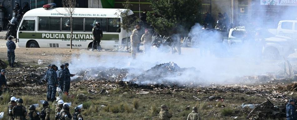 Al menos 22 muertos por accidente de avión militar cargado de dinero en Bolivia