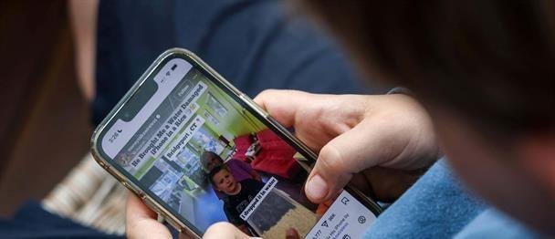 Jóvenes latinoamericanos se informan entre memes y videos cortos, según un estudio