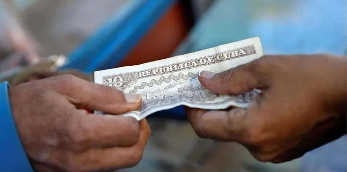 El peso cubano cae en el mercado informal hasta los 500 por dólar, un mínimo histórico