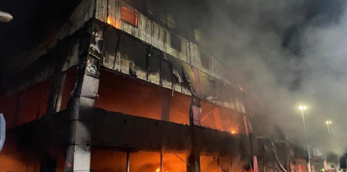 Incendio consume la tienda L&R Comercial en Villa Mella