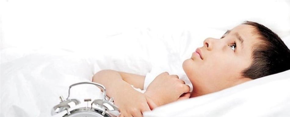 ¿Es normal que jóvenes y niños se levanten frecuentemente durante la noche a orinar?