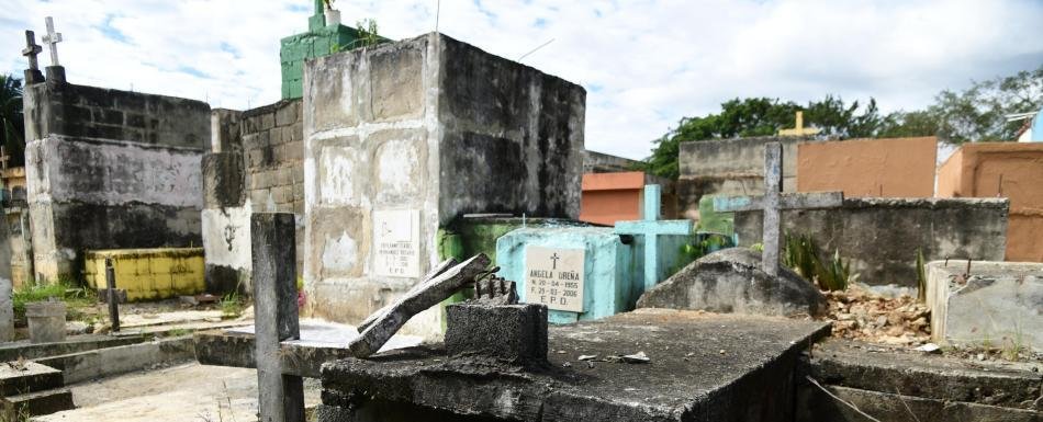 Dos cementerios municipales de Santo Domingo Oeste muestran falta de atención