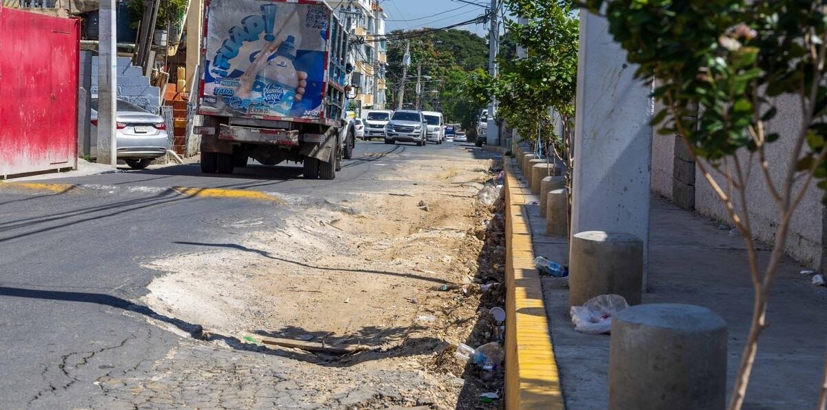 Deterioro vial causa accidentes y daños a vehículos en avenidas clave del Gran Santo Domingo
