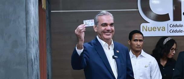 RD comienza el cambio de cédula con la entrega del primer plástico a Abinader