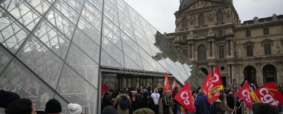 El Museo del Louvre permanece completamente cerrado por la huelga de sus trabajadores