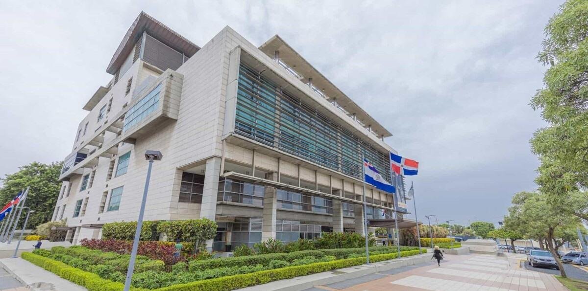 Aplazan audiencia en caso de agente por estafa a empresarios en nombre del sistema penitenciario