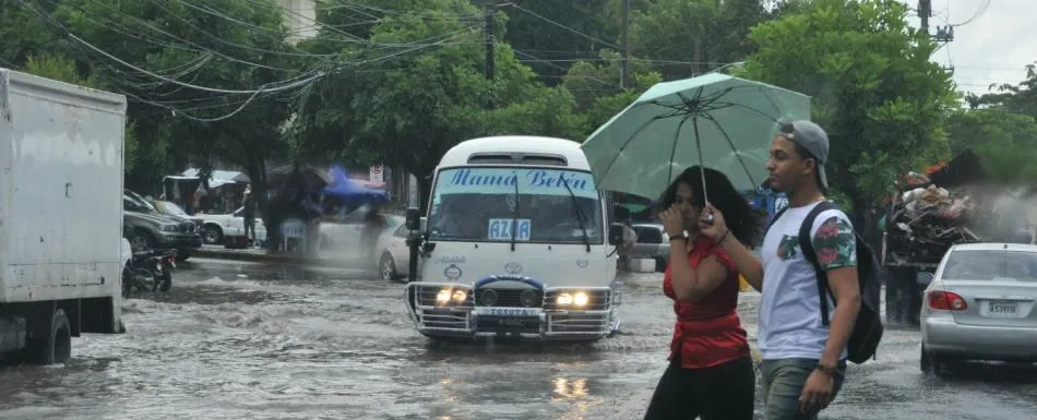 Onda tropical y vaguada seguirán generando lluvias este miércoles