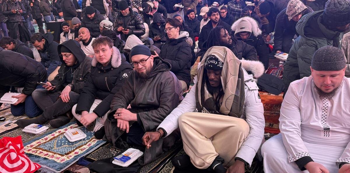 Musulmanes en Nueva York retan frío y lluvia para orar en el céntrico Times Square