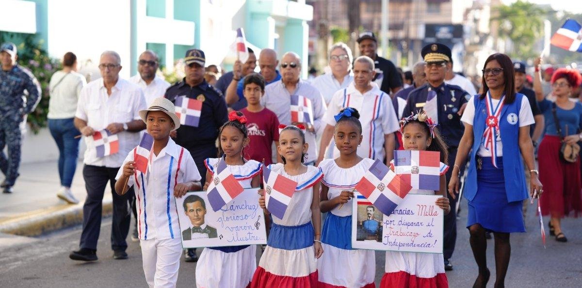 Estudiantes de MB marchan en honor al Mes de la Patria