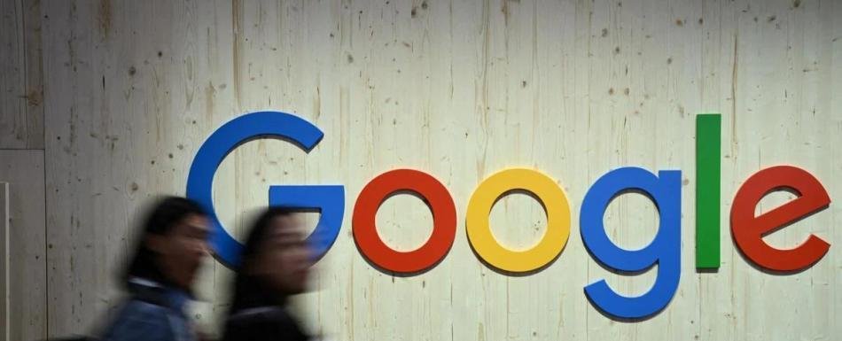 Demandan a Google por supuestamente usar voz de presentador para entrenar producto de IA