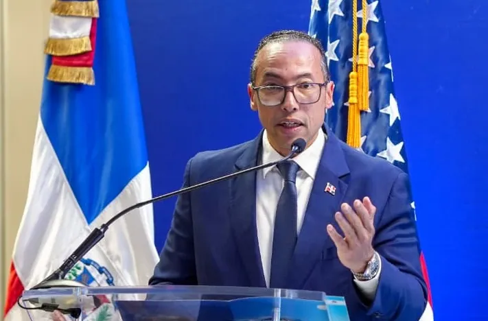 Abinader inicia en NY entrega nuevo pasaporte a la diáspora