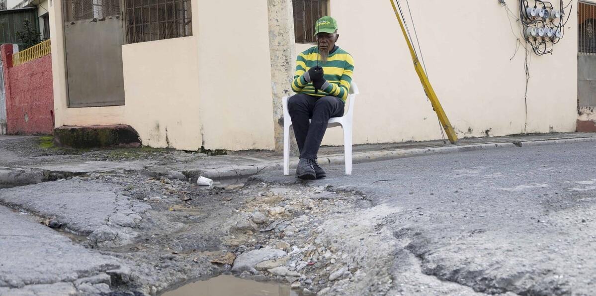 Residentes denuncian abandono en la calle Vereda esquina Esperilla en el Residencial Olimpo