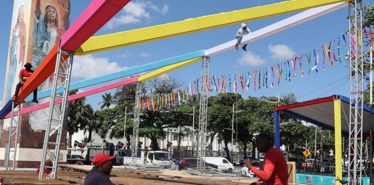Tránsito lento: así avanzan los preparativos del Carnaval Dominicano que se celebrará en el Malecón de Santo Domingo