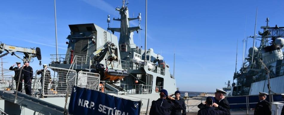 Ministro de Defensa visita base naval portuguesa y recorre patrullero de altura Clase “Tejo”
