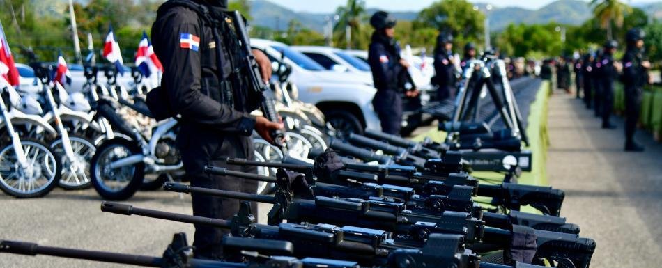 Abinader entrega equipamiento militar y tres blindados FURIA a las Fuerzas Armadas