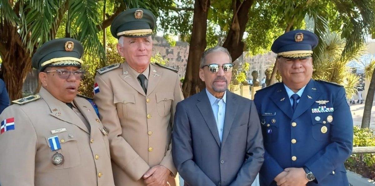 Fuerzas Armadas y Comisión honran