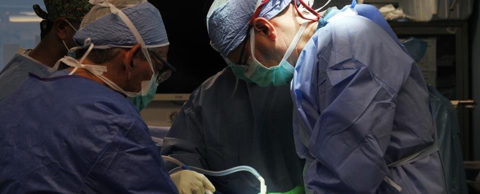 Once pacientes recuperan movilidad gracias a jornada solidaria de reemplazo de rodilla