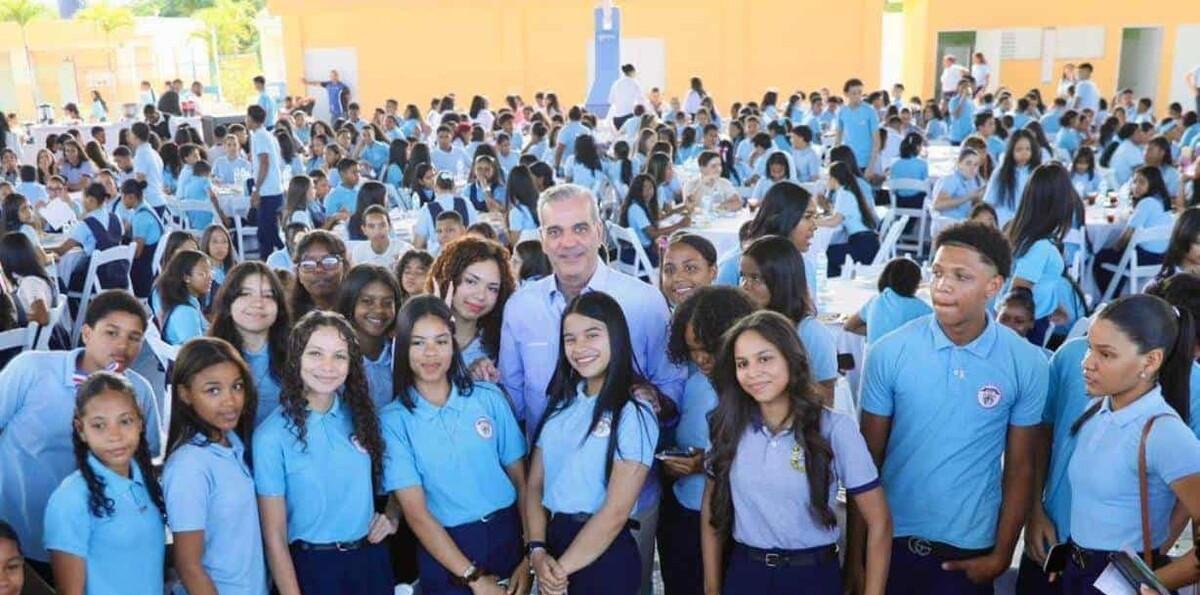 Abinader invita a los jóvenes a aprovechar oportunidades digitales y becas del Mescyt