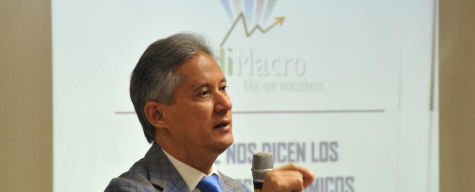 Economista afirma hay más dinero en el Gobierno, pero menos en los bolsillos de la gente