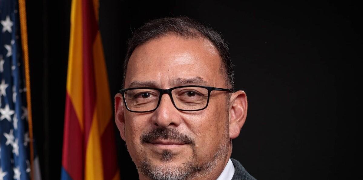 Jefe electoral de Arizona afirma que acciones de Trump buscan que se perpetúe en el poder