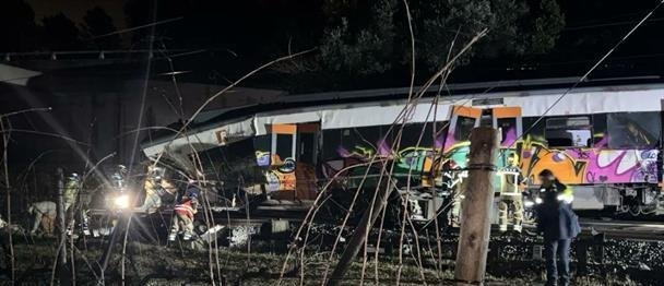 Varios heridos al chocar un tren con un muro caído en las vías en región española de Cataluña