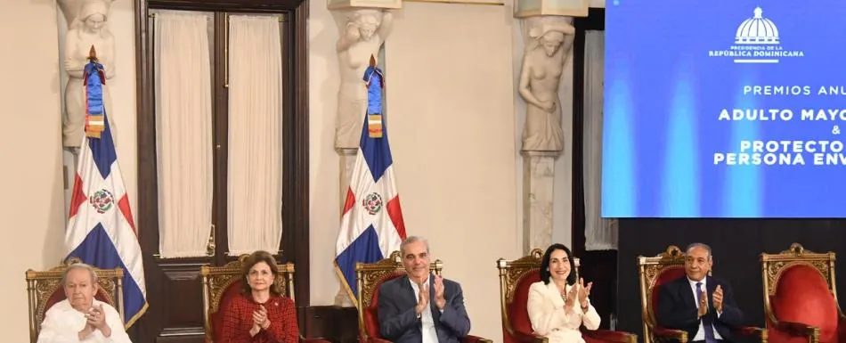 Abinader honra a personas mayores con premios por sus aportes