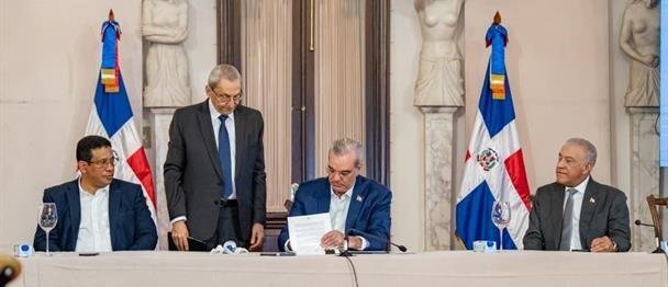 Abinader firma reglamento de aplicación e implementación de la nueva ley de Contrataciones Públicas