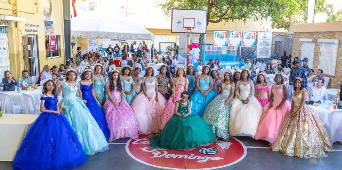 Celebran quinceaños colectivo para 21 jóvenes de Las Cañitas