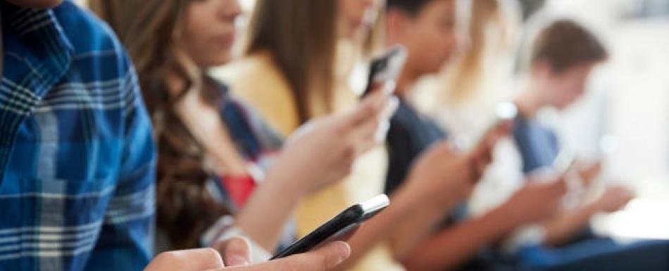 Francia evalúa prohibir las redes sociales a los menores de 15 años