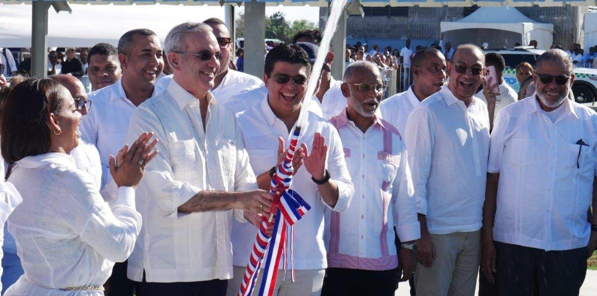 Luis Abinader y Fellito Suberví ponen en servicio acueducto por bombeo más grande del país