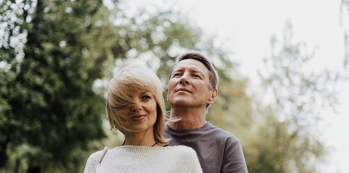 ¿Entonces las mujeres mayores no tienen derecho a exigir lo que quieren de un hombre?