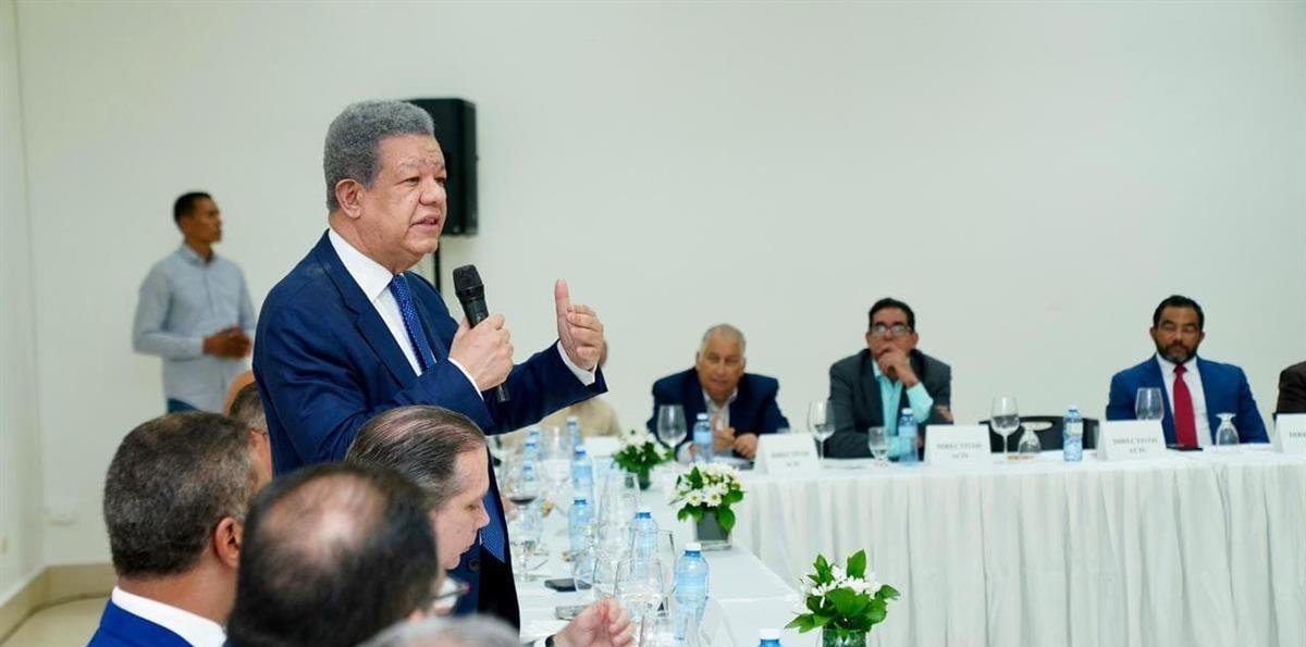 Leonel Fernández se reúne con industriales y comerciantes en Santiago